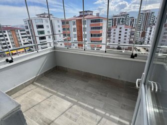 SAMSUN İLKADIM KIŞLA MH. 3+1 5. KAT 130 M2 CAM BALKONLARI TAKILI 2 BÜYÜK BALKONLU OTOPARKLI KİRALIK DAİRE.