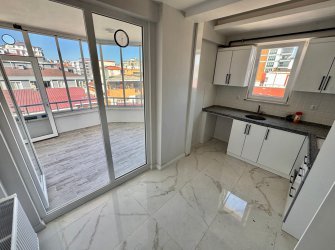 SAMSUN İLKADIM DEREBAHÇE MH. 3+1 4. KAT 135 M2 EBEVEYN BANYOLU CAM BALKONLU KOMBİSİ TAKILI KREDİYE UYGUN FIRSAT DAİRE.. 