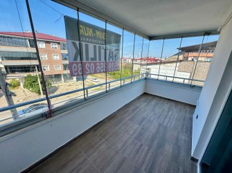 SAMSUN İLKADIM KAVACIK MH. 3+1 156 M2 2. KAT EBEVEYN BANYOLU CAM BALKONLARI TAKILI CADDEYE CEPHE SATILIK DAİRE..