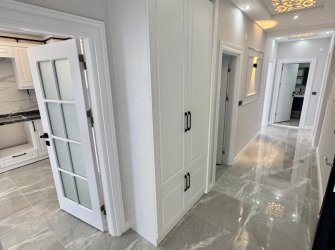 SAMSUN İLKADIM KIŞLA MH. 3+1 1. KAT 130 M2 EBEVEYN BANYOLU CAM BALKONLU MERKEZİ KONUMDA KREDİYE UYGUN LÜKS DAİRE..