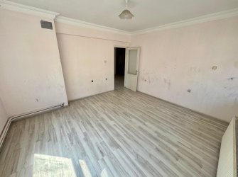 SAMSUN İLKADIM SELAHİYE MH. 3+1 3. KAT 140 M2 DOĞALGAZLI MERKEZİ KONUMDA ARA KAT FIRSAT DAİRE..