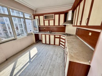 SAMSUN İLKADIM SELAHİYE MH. 3+1 3. KAT 140 M2 DOĞALGAZLI MERKEZİ KONUMDA ARA KAT FIRSAT DAİRE..