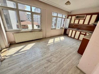SAMSUN İLKADIM SELAHİYE MH. 3+1 3. KAT 140 M2 DOĞALGAZLI MERKEZİ KONUMDA ARA KAT FIRSAT DAİRE..
