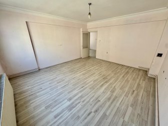 SAMSUN İLKADIM SELAHİYE MH. 3+1 3. KAT 140 M2 DOĞALGAZLI MERKEZİ KONUMDA ARA KAT FIRSAT DAİRE..
