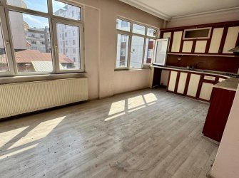 SAMSUN İLKADIM SELAHİYE MH. 3+1 3. KAT 140 M2 DOĞALGAZLI MERKEZİ KONUMDA ARA KAT FIRSAT DAİRE..