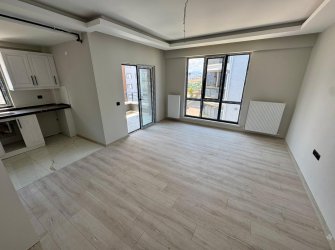 SAMSUN İLKADIM KALKANCI MH. 2+1 3. KAT 85 M2 AMERİKAN MUTFAK BALKONLU OTOPARKLI MÜKEMMEL KONUMDA FIRSAT DAİRE