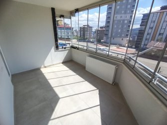 SAMSUN İLKADIM TEPECİK MAH 3+1 135m2 2 CAM BALKON 2 BANYO OTOPARKLI 5 YILLIK 1.KAT KUPON DAİRE