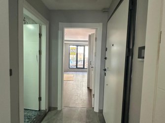 SAMSUN İLKADIM RASATHANE MAH 1+1 EBEVEYN BANYOLU ASANSÖRLÜ CADDEYE CEPHE 50m2 1.KAT YERDEN ISITMALI  SIFIR DAİRE