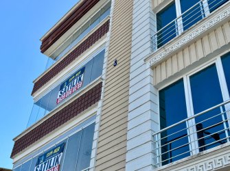 SAMSUN İLKADIM KAVACIK MH. 3+1 156 M2 1. KAT EBEVEYN BANYOLU CAM BALKONLARI TAKILI CADDEYE CEPHE SATILIK DAİRE..