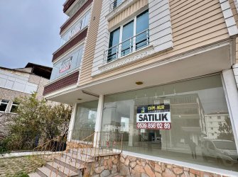 KAVACIK MAH.220M2 CADDEYE CEPHE İKİ KATLI ASANSÖRLÜ FIRSAT DÜKKAN 